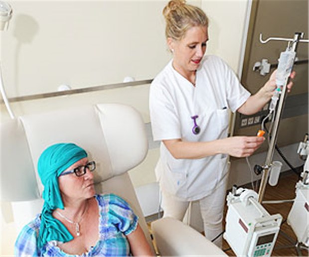 ASV nur mit Einheitshonorar erfolgreich Eine Chemotherapie wird vorbereitet. Mit schweren Verlaufsformen gastrointestinaler Tumoren soll die spezialfachärztliche Versorgung starten.