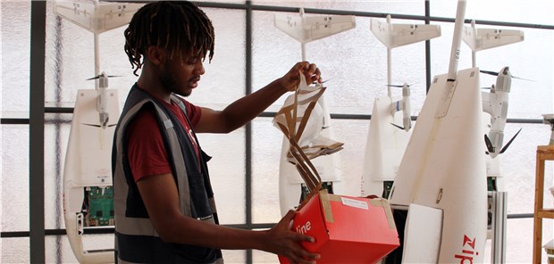 An die Drohne – fertig, los! Eine Drohne wird in Ruanda mit einer Blutkonserven-Transportbox bestückt.