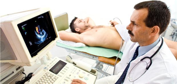 Eine Echokardiographie kann bereits bei jungen Diabetes-Patienten Auffälligkeiten aufdecken. (Symbolbild mit Fotomodellen)