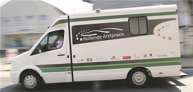 Eine Eigeneinrichtung der KV muss nicht zwingend eine reguläre Praxis sein, stellt der Gesetzentwurf klar. Auch mobile und sogar digitale Sprechstunden können darunter fallen.