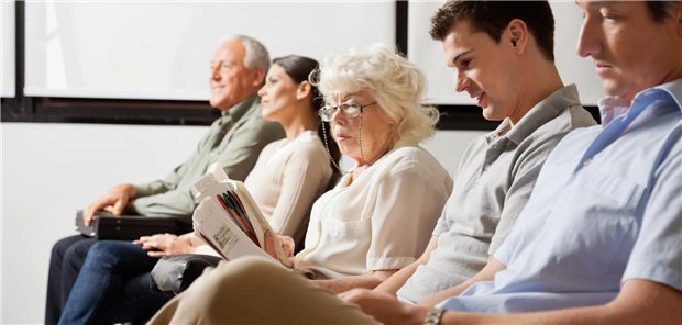 Fünf Menschen im Wartezimmer.