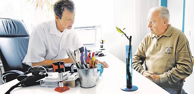 Eine Einwilligung des Patienten in die Arzneimitteltherapie ist unwirksam, wenn er nicht über deren Nebenwirkungen aufgeklärt wurde.