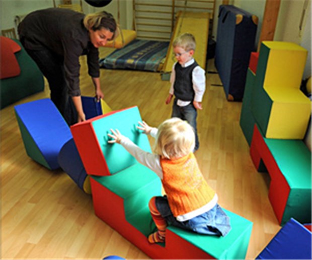 Heilmittel-Katalog verärgert Kinderärzte Eine Ergotherapeutin übt mit einem Kind, motorische Fähigkeiten zu verbessern. Oft wird parallel auch eine logopädische Behandlung benötigt. Hier stoßen verordnende Ärzte mit der neuen Regelung schnell an die Grenzen ihrer Richtgrößen.