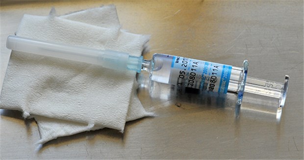 Rheumatoide Arthritis nicht durch Impfungen getriggert Eine Fertigspritze mit einem Influenza-Spaltimpfstoff: ein höheres Risiko für eine RA geht von der Vakzine nicht aus.