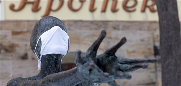 Lockdown bis 14. Februar, keine FFP2-Pflicht? Eine Figur vor einer Apotheke in Ilmenau (Thüringen) mit Mundschutz: