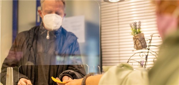 Eine Frage, die Ärzte jetzt mit dem neuen Infektionsschutzgesetz umtreibt: Bleibt die Maskenpflicht in den Praxen bestehen?