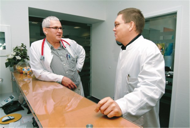 Eine Frage, die sich Ärzte derzeit stellen: Fällt das RLV höher aus, wenn sie ihre Berufsausübungsgemeinschaft in eine Praxisgemeinschaft überführen?