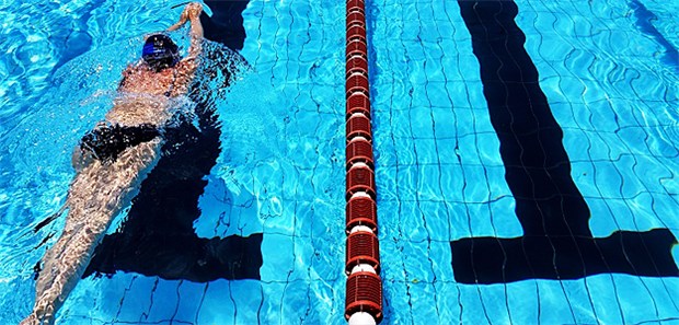 Trainieren bis zur Herzrhythmusstörung Eine Frau beim Schwimmen. Bei Sportsüchtigen treten andere Aktivitäten als Sport in den Hintergrund.
