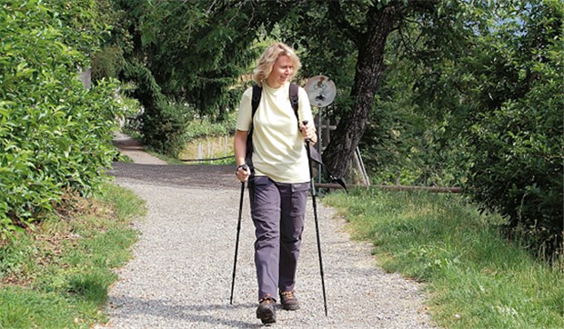 Sport bessert die Prognose bei Brustkrebs Eine Frau beim Wandern. Von regelmäßiger körperlicher Aktivität profitieren auch Frauen mit Brustkrebs.