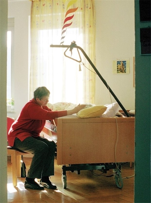 Palliativmedizin weiter in der Warteschleife Eine Frau besucht ihre Freundin in einem Stuttgarter Hospiz: Künftig sollen mehr todkranke Menschen auch zu Hause in Würde sterben können.