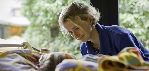 „Walk of Care“ für sterbenskranke Kinder Eine Frau betreut ein sterbendes Kind im Kinderhospiz Sternenbrücke in Hamburg.