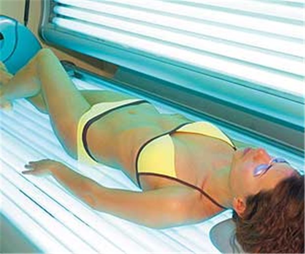 Solarien machen süchtig Eine Frau bräunt sich: Wer dauernd ins Solarium rennt, könnte süchtig danach sein.