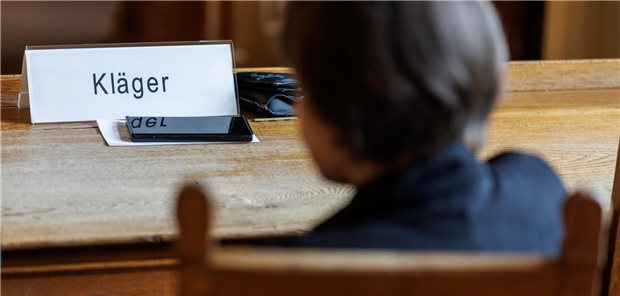 Krank nach Corona-Impfung – AstraZeneca zu Auskunft verurteilt Eine Frau, die den Impfstoffhersteller AstraZeneca auf Schadenersatz verklagt, sitzt im Juli vergangenen Jahres vor Beginn einer Berufungsverhandlung im Oberlandesgericht Bamberg.