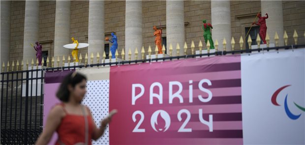 Eine Frau geht an Kopien einer der berühmtesten griechischen Statuen, der Venus von Milo, vorbei, die auf den Stufen der französischen Nationalversammlung in Paris aufgestellt wurden. Die neue Regierung wird vermutlich erst nach den Olympischen Spielen gebildet.