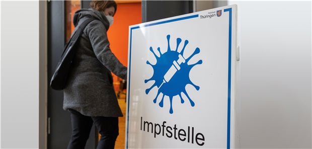 Thüringen beginnt Corona-Impfungen in zweiter Prioritätsgruppe Eine Frau geht in die Impfstelle in Erfurt. Jetzt werden in Thüringen auch jüngere Personen aus der Prioritätsgruppe 2 geimpft.