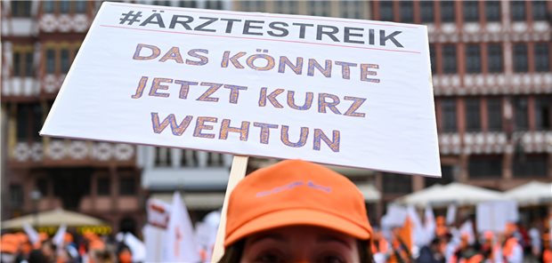 Marburger Bund ruft Klinikärzte auch in Hessen zu Warnstreiks auf Eine Frau hält bei der zentralen Kundgebung des Marburger Bund auf dem Römerberg ein Plakat mit der Aufschrift „#Ärztestreik - Das könnte jetzt kurz wehtun“. Die Ärztegewerkschaft Marburger Bund hatte bundesweit Ärztinnen und Ärzte in kommunalen Kliniken zum Warnstreik aufgerufen. Der Warnstreik sei eine Reaktion auf das Verhalten der Vereinigung der kommunalen Arbeitgeberverbände (VKA) in den Tarifverhandlungen.