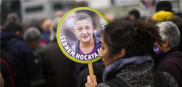 Chefin der türkischen Ärztekammer wegen Terrorpropaganda verurteilt Eine Frau hält ein Foto der Chefin der türkischen Ärztekammer (TTB) und bekannten Menschenrechtlerin Fincanci mit der Aufschrift „Freiheit für Sebnem“ hoch, während sie an einer kleinen Kundgebung zu ihrer Unterstützung vor dem Istanbuler Justizgericht teilnimmt.