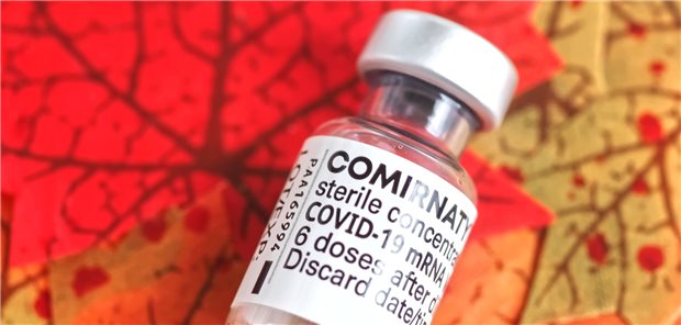 Eine Frau hatte sich 2021 mit dem BioNTech-Impfstoff Comirnaty gegen COVID-19 impfen lassen. Drei Wochen später traten Schwindelattacken auf.