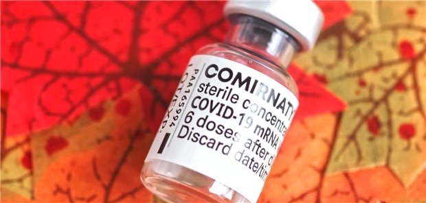 Eine Frau hatte sich 2021 mit dem BioNTech-Impfstoff Comirnaty  gegen COVID-19 impfen lassen. Drei Wochen später traten Schwindelattacken auf.