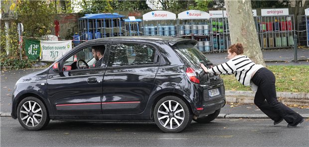 Ärzte in Frankreich fordern Vorfahrt beim Tanken Eine Frau in Nanterre schiebt ein Auto, um eine Tankstelle zu erreichen. Die Streiks in den französischen Raffinerien dauern an und führen zu erheblichen Kraftstoff-Engpässen.