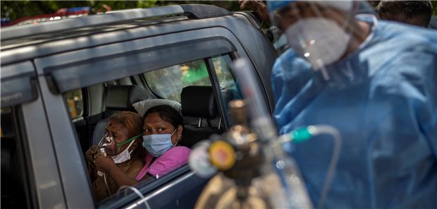 Corona-Mutante: Bundesregierung sagt Indien medizinische Hilfe zu Eine Frau in einem Auto wird mit Sauerstoff versorgt. Indien mit seinen 1,3 Milliarden Einwohnern kämpft aktuell mit einer großen zweiten Corona-Welle.
