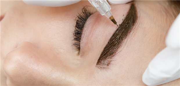 Eine Frau lässt sich ihre Augenbrauen tätowieren, ohne konkrte Vorgaben, hat der Tätowierer einen künstlerischen Gestaltungsspielraum.
