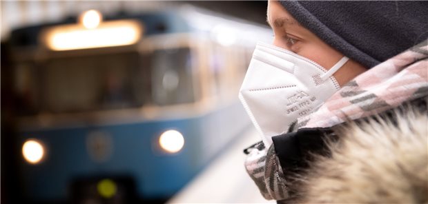 Eine Frau mit FFP2-Maske wartet in einer U-Bahnstation auf die Bahn. Seit Samstag ist die Pflicht zum Tragen von Gesichtsmasken im öffentlichen Personennahverkehr in Bayern beendet. Nach dem European COvid Survey befürworten rund zwei Drittel der Bürger in Deutschland eine Maskenpflicht im ÖPNV.
