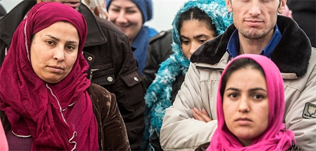 Eine Frau mit Kind und Kinderwagen im Innenhof einer Flüchtlingsunterkunft in Freiburg. Viele der Frauen, die es nachlanger Flucht nach Deutschland geschafft haben, sind mehrfach traumatisiert.