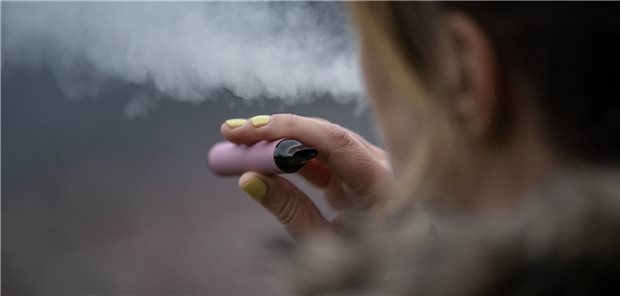 Kritiker halten Deutschland für halbherzig und fordern höhere Tabaksteuer Eine Frau raucht eine E-Zigarette. Kostenlose Abgaben und Werbung gehören verboten, meint der Drogenbeauftragte der Bundesregierung.