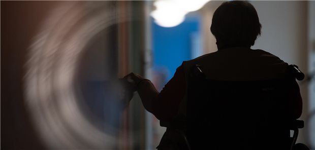 Bundesbank: GKV im Plus, Pflegekassen trotz Darlehen im Minus Eine Frau sitzt in einem Alten- und Pflegeheim in einem Rollstuhl auf einem Gang. Die Bundesbank prognostiziert für dieses Jahr ein Defizit in der Sozialen Pflegeversicherung.
