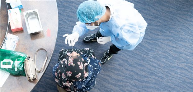 Positivrate von PCR-Tests auf SARS-CoV-2 sinkt auf 11,7 Prozent Eine Frau sitzt in einem Corona-Testzentrum und bekommt einen Corona-Schnelltest. Strittig ist, wie mit den Testergebnissen umgegangen werden soll.