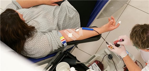 Es braucht mehr jüngere Blutspender Eine Frau spendet Blut im April in Koblenz: Leider sind junge Spender unter 35 Jahren noch viel zu selten.