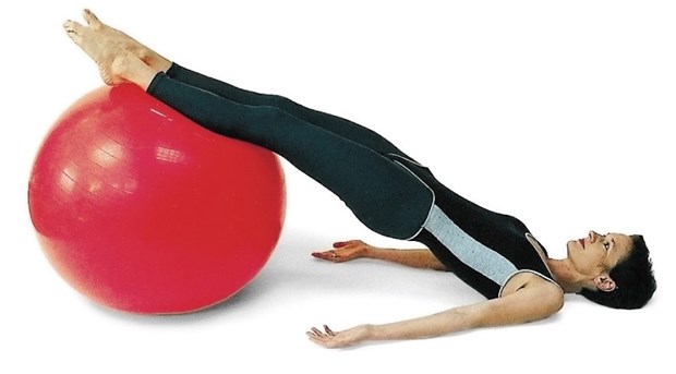Harninkontinenz: Erst Physiotherapie, dann Op Eine Frau trainiert auf einem Gymnastikball den Beckenboden.