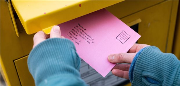 Corona: Stresstest bestanden? Südwest-Gesundheitswesen im Fokus Eine Frau wirft einen Wahlbrief zur Landtagswahl in Baden-Württemberg in einen Briefkasten. Rund 7,7 Millionen Bürger sind wahlberechtigt.