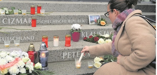 Für den Terrornotfall sehen sich Berlins Kliniken gerüstet Eine Frau zündet am 19. Dezember, dem ersten Jahrestag des Anschlags auf dem Breitscheidplatz, am neu geschaffenen Mahnmal eine Kerze für die Opfer an.