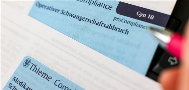 Eine Frauenärztin hat die Formulare für einen Schwangerschaftsabbruch vor sich liegen. Ein Schwangerschaftsabbruch kann in Deutschland erst nach einer Schwangerschaftskonfliktberatung straffrei durchgeführt werden.