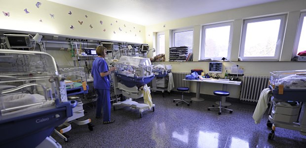 Mehr Transparenz für Frühchen Eine Frühgeborenenstation. Künftig können Kliniken, die zur Versorgung von Früh- und Neugeborenen zugelassen sind, Daten auf einer zentralen Plattform veröffentlichen.