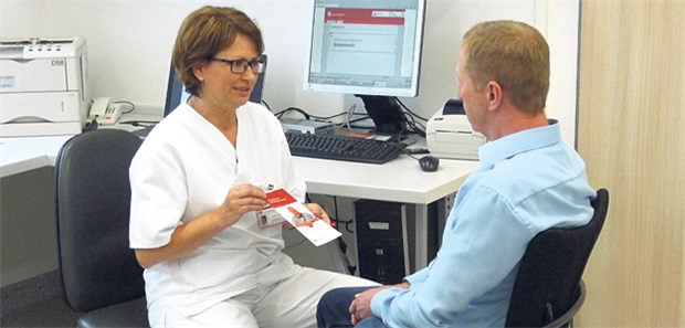 Praxen testen Behandlungsinfo der Knappschaft Eine Gefäßassistentin erläutert einem Patienten das eBI-System im Knappschaftskrankenhaus Bottrop.