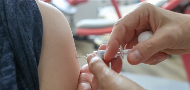Hausärzte schäumen: Apotheker erhalten elf Euro für Influenza-Impfung Eine Grippeimpfung gehört in die Arztpraxis, fordern die Hausärzte nach der Entscheidung, dass sie auch in Apotheken als Teil der Regelversorgung angeboten werden kann.