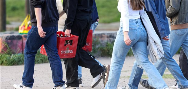 Alkoholvergiftung: So wenige Jugendliche auf Station wie vor 20 Jahren Eine Gruppe junger Erwachsener trägt Bierkästen durch den Berliner Mauerpark.