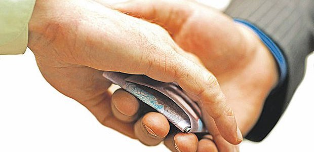 Eine Hand soll die andere nicht waschen: Seit Kurzem ist das auch im SGB V verankert.