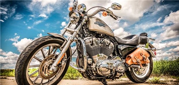 Die letzte Reise mit der Harley Eine Harley-Davidson Sportster 883 Low im Freien: Manche Menschen würden auf einer Harley gerne ihre letzte Reise antreten.