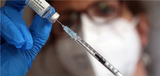 Eine Hausärztin zieht in ihrer Praxis in Berlin eine Spritze mit Corona-Impfstoff auf. Noch immer beklagen niedergelassene Ärzte, dass sie viel zu wenig Impfstoff erhalten.