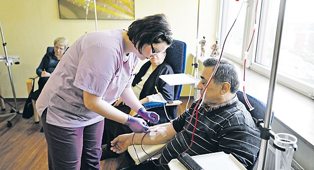"Neuer Sektor ist Vertrauensbeweis für Ärzte" Eine Helferin legt die Infusion für eine Chemotherapie an. Onkologische Praxen können an der spezialfachärztlichen Versorgung teilnehmen.