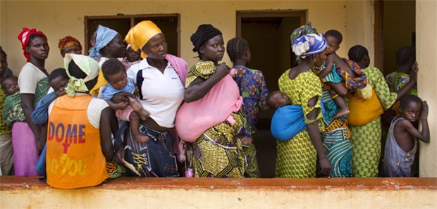 Warum sind besonders junge Frauen betroffen? Eine Herausforderung: Die Zahl der HIV-Neuinfektionen bei jungen Frauen in Afrika zu reduzieren.