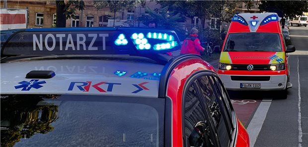 Bundesärztekammer aktualisiert Katalog zu Indikatoren für Notarzteinsätze Notarztwagen und Rettungsdienstwagen stehen auf der Straße
