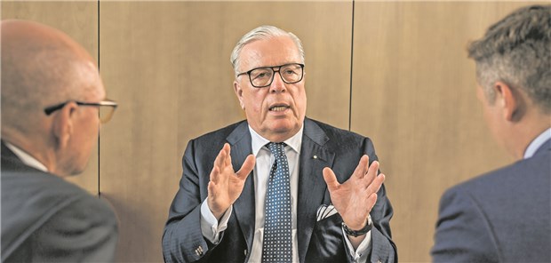 „Eine Honorierung ärztlicher Leistungen muss gutes ärztliches Handeln fördern. Punkt“, sagt BÄK-Präsident Dr. Klaus Reinhardt im Gespräch mit der „Ärzte Zeitung“ und deren Chefredakteur Wolfgang van den Bergh (l.) und dem stellvertretenden Chefredakteur Denis Nößler.