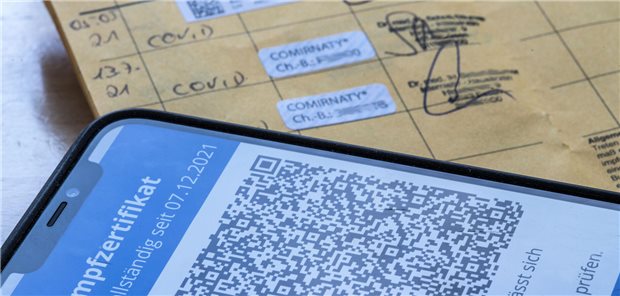 Impfausweis mit Einträgen über COVID-Impfung.