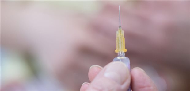 Eine Kinderärztin hält im Rahmen einer Kinderimpfung gegen Meningokokken eine Spritze