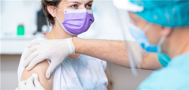 Eine Impfung mit mRNA-Vakzinen ist Experten zufolge auch für Patienten mit CED und Immunsuppression unproblematisch.